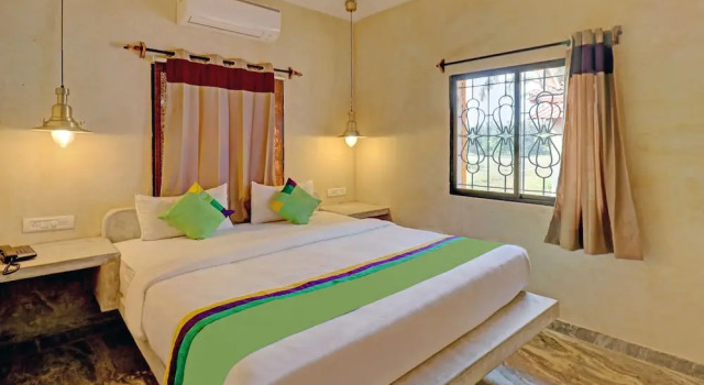 Двухместный номер Deluxe с балконом Treebo Morjim Banyan Resort with Swimming Pool