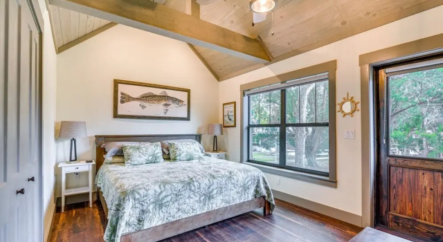 Riverfront Fishers Paradise in Florida w/ Dock!, Book Hotel Hoteller i Inglis med parkering, Parkering