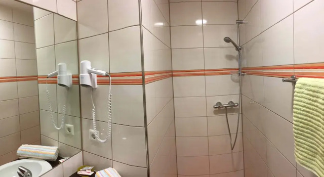 Кровать в общем номере ROTHSEE Hotel