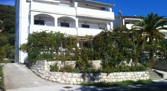 Pljesa Apartments, Prenota Appartamento Hotel a Isole Quarnerine con parcheggio, Parcheggio