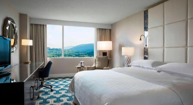 Номер Deluxe Sheraton Mahwah Hotel