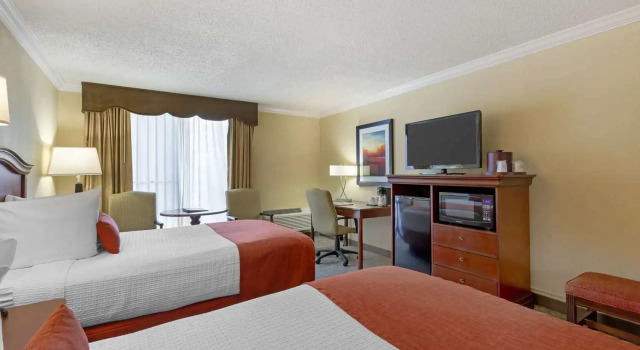 Четырёхместный номер Standard с видом на бассейн Best Western Plus Burlington