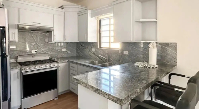 Коттедж Sleek Downtown Escape With Private Parking