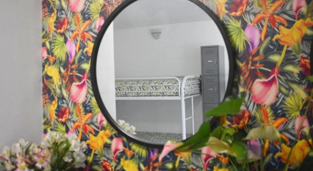 Кровать в общем номере Waikiki Beachside Hostel