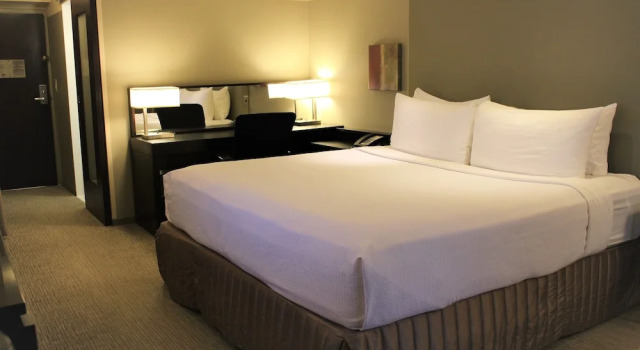 Номер Premium Crowne Plaza - Chicago West Loop by IHG