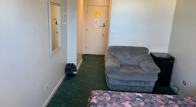 Vivian Motor Hotel, Book Hotel Hotels in Neepawa with Parking, Parking