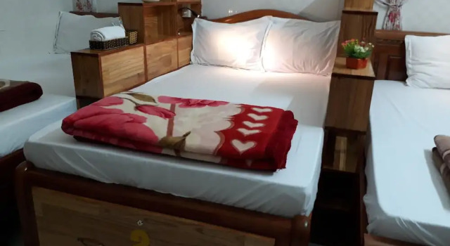 Кровать в общем номере с красивым видом из окна Thao Hieu Homestay Hoi An