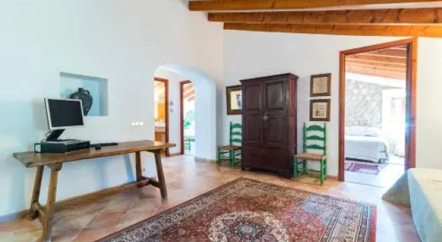 Coll den Pastor, Book Hotel  