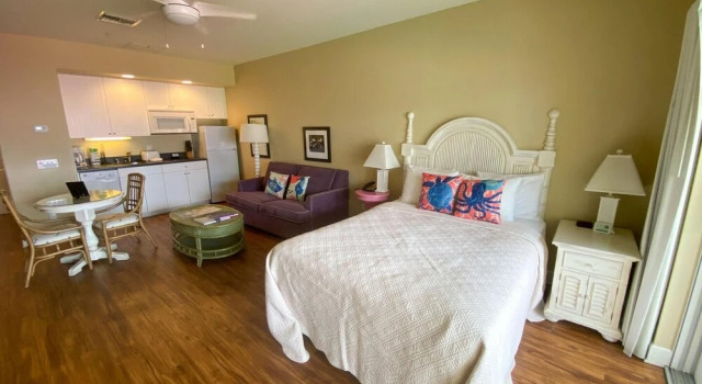Harbour House at the Inn Unit 308 by Coastal Vacation Properties, Забронировать Отель Отели в центре Форт-Майерс-Бич, в центре, Парковка