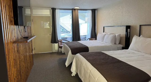 Четырёхместный номер Comfort с видом на реку Sleepy Bear Motel