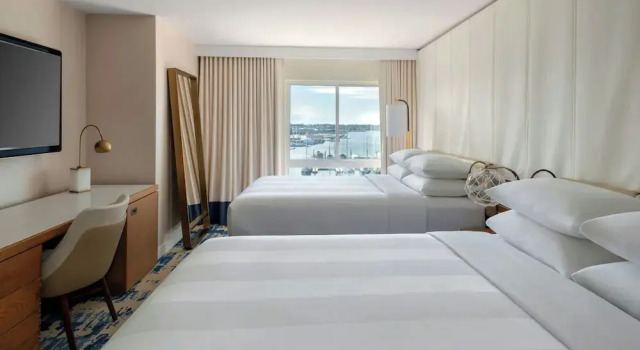 Четырёхместный номер Standard с видом на воду Newport Marriott Hotel & Spa
