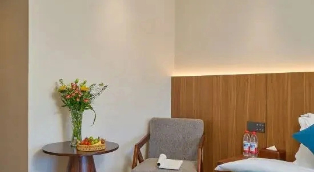 Люкс с балконом Floral Hotel·Cicada Retreat · Facing the Buddha （Sanctuary at the Heart of Jiuhua）