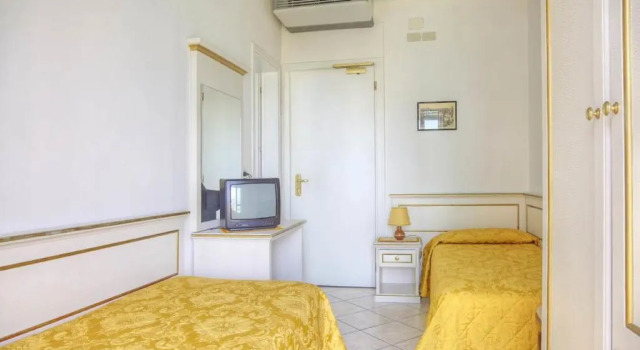 Семейный номер Standard с балконом Hotel Elpiro
