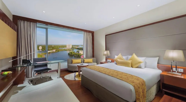 Двухместный клубный номер Standard Crowne Plaza Kochi by IHG