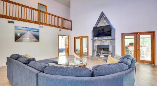 Lovely Palm Coast Retreat w/ Outdoor Kitchen, Забронировать Дом для отпуска Палм-Кост штат Флорида, рядом с Общинная церковь в Хэммоке