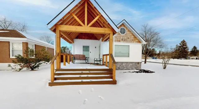 Коттедж Walk to Downtown & Beach! Water-view Home