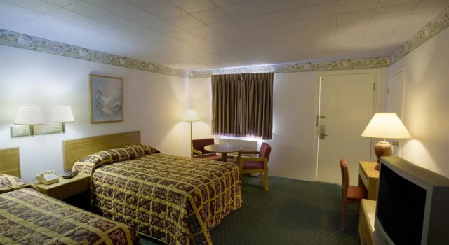 Четырёхместный номер Standard с балконом Americas Best Value Inn Litchfield