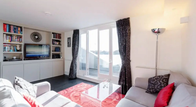 Olympia 2 Bed Duplex by BaseToGo, Забронировать Отель Лондон Большой Лондон, рядом с Лондонский парк аттракционов КидЗания