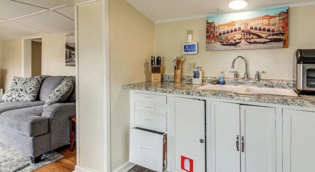 Walk to Mingus Park: Quaint Escape w/ Private Yard, Prenota Casa vacanze Coos Bay 