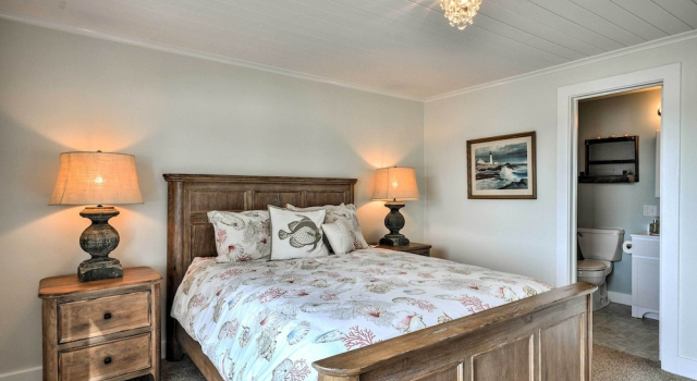 Waterfront Seaside Beach Home w/ Views & Hot Tub!, Забронировать Дом для отпуска Виллы Сисайд, Вилла