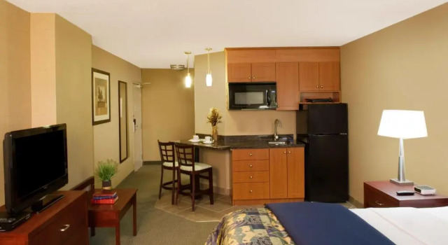 Студия Travelodge by Wyndham Oshawa Whitby