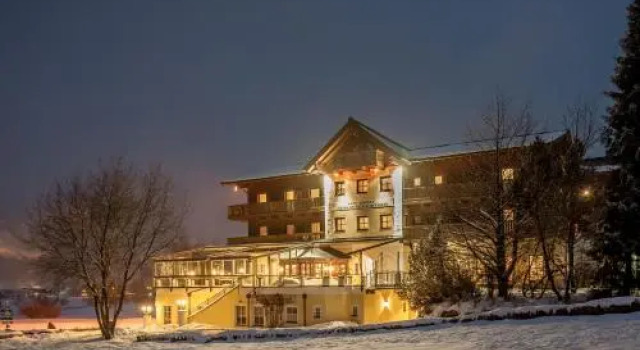 Hotel Zum Jungen Römer, Забронировать Отель Отели Радштадт с бассейном, рядом с 8-местный подъемник Кенигслеен №1, Бассейн