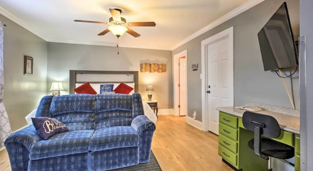 Modern Studio Apartment in Central Williamstown!