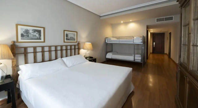 Четырёхместный номер Barceló León Conde Luna