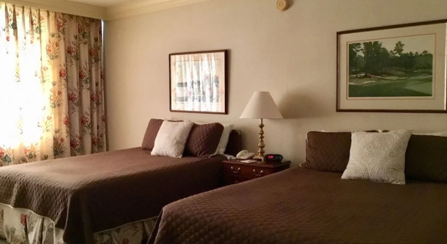 Четырёхместный номер Standard с видом на поле для гольфа The Inn at Houndslake