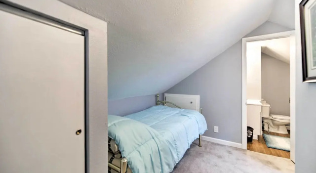Charming Historic Condo - Walk to Downtown & UW