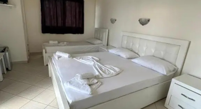Трёхместный номер Standard с балконом Hotel Kompleks Joni