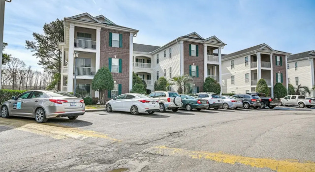 4 Mi to Ocean: Breezy Golf Condo in Myrtle Beach, Забронировать Отель Миртл-Бич Гранд-Странд, рядом с Outlet Park at Waccamaw Shopping Center
