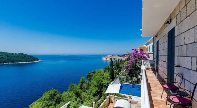 Вилла с 6 комнатами с балконом Villa Adrian