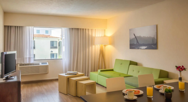 Полулюкс Fiesta Inn Monterrey la Fe