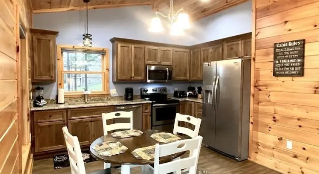 Номер Standard Charming, pet friendly cabin, perfect for fishing, family, hiking and R&R! 2 Bedroom Cabin by RedAwning