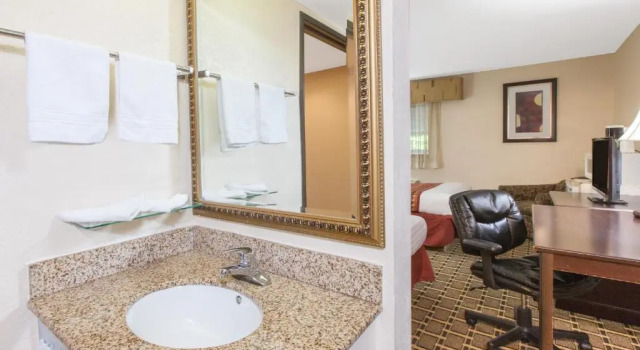 Номер Standard Days Inn & Suites by Wyndham Madison Heights MI