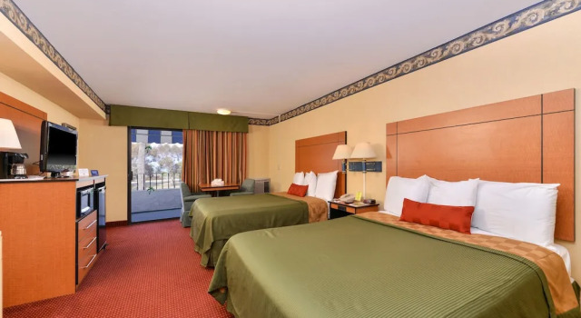 Четырёхместный номер Standard с балконом Travelodge by Wyndham San Clemente Beach