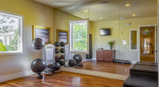 Коттедж New Stylish 1BR Apt With Heated Pool Gym Yoga Studio