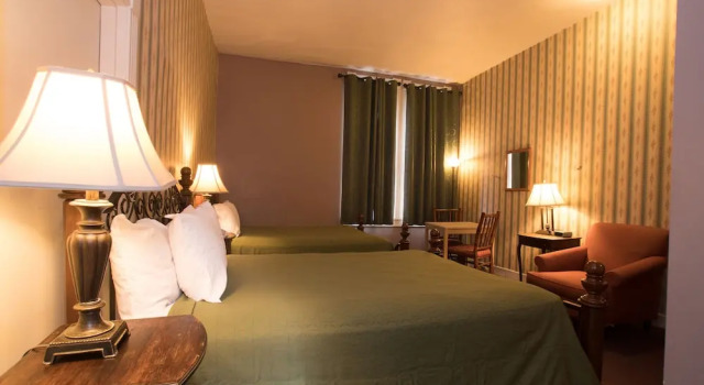 Четырёхместный номер Standard Biltmore Suites Hotel