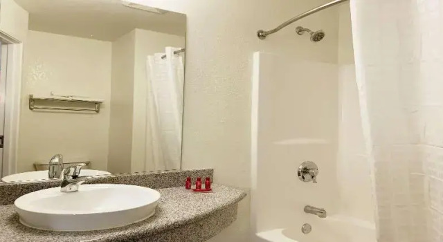 Номер Standard SureStay Plus Hotel by Best Western Niagara Falls East