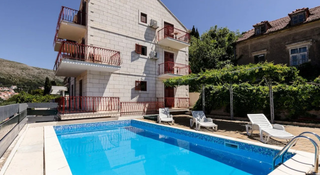 Семейные апартаменты с видом на море Villa Valjalo