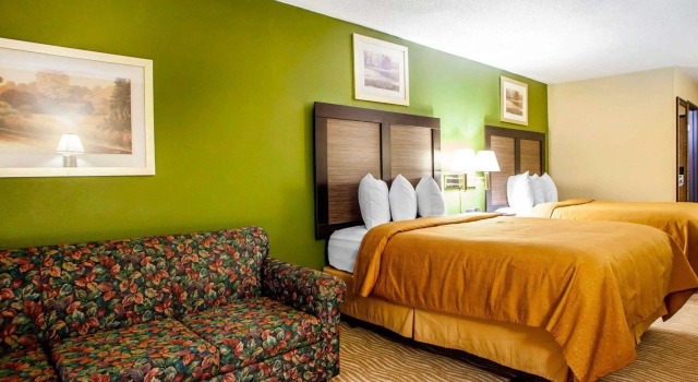 Четырёхместный люкс Quality Inn & Suites Champaign North - Urbana
