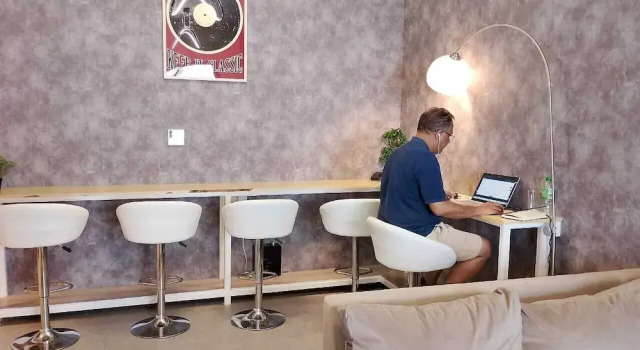Кровать в общем номере (женский номер) с балконом и с видом на город Urban Panda Hostel World Trade Centre