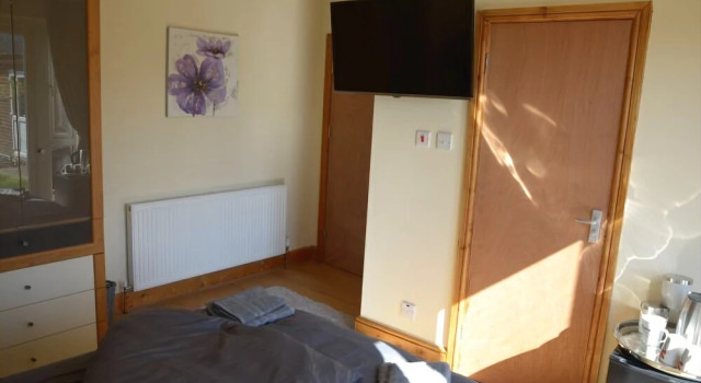 Holmbury Gardens B&B, Забронировать Отель «постель и завтрак» Отели Middlesex с парковкой, Парковка