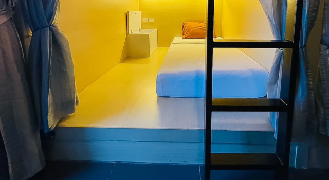 Кровать в общем номере Rabbitel Phuket