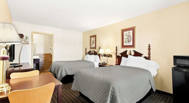Четырёхместный номер Standard с балконом Americas Best Value Inn & Suites Mt. Pleasant