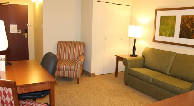 Четырёхместный люкс c 1 комнатой Country Inn & Suites by Radisson, Winnipeg, MB