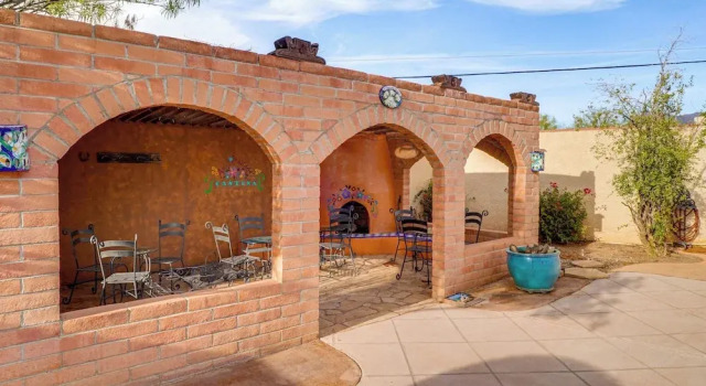 Коттедж Resort-style Backyard & Pool: Luxe Tucson Home