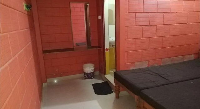 Iroomz Savitri Guest House