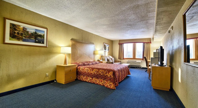 Katahdin Inn & Suites, Varaa Hotelli Hotellit New England uima-altaalla, Uima-allas